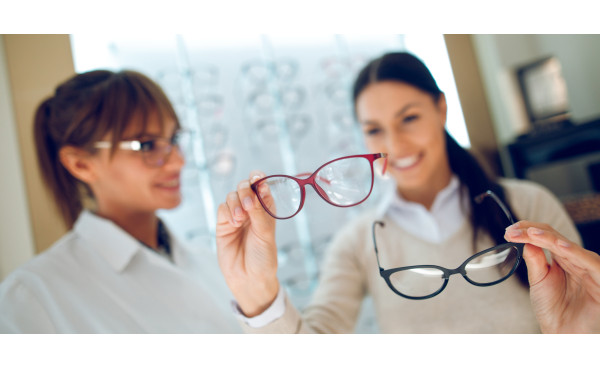 Occhiali da lettura: quando è il momento di acquistare degli occhiali da vicino?